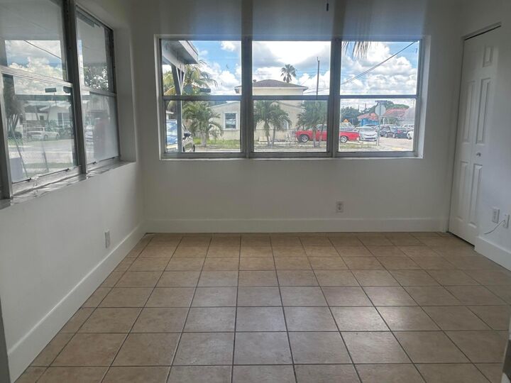 Property Photo:  1528 S Avenue 0  FL 33404 