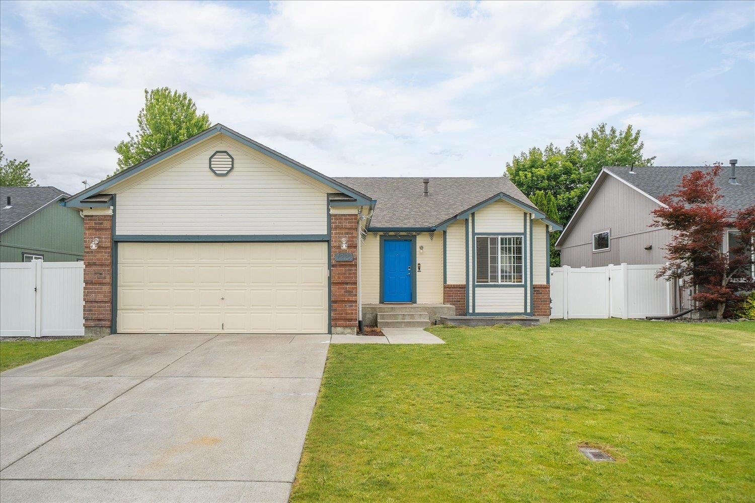 Property Photo: 1222 N Fairway Rd WA 99019
