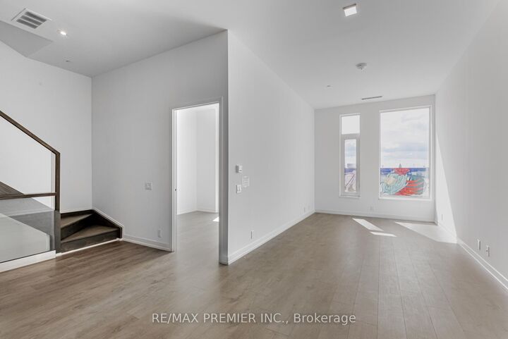 Property Photo:  7 Buttermill Avenue Th17  ON L4K 0M5 