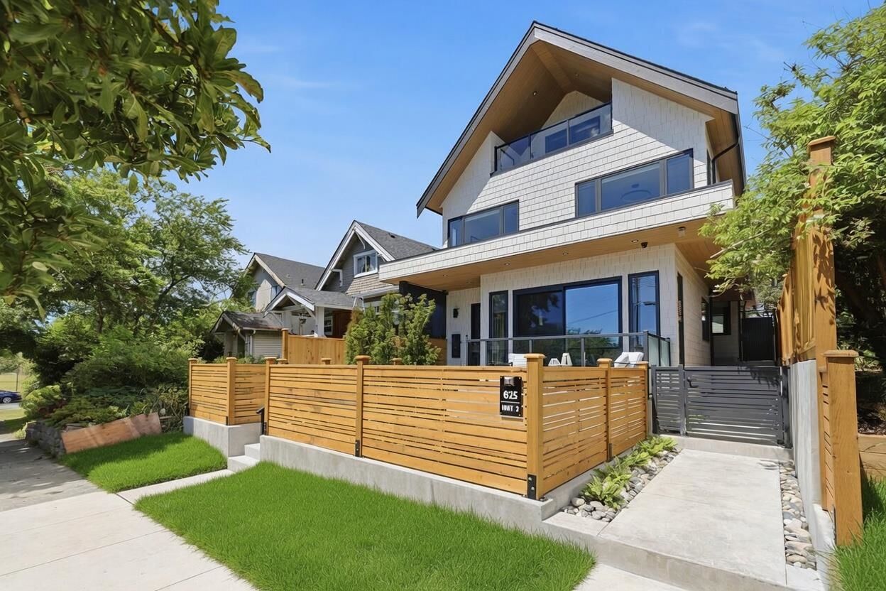 Property Photo: 625 E 24th Avenue 1 BC V5V 2A3