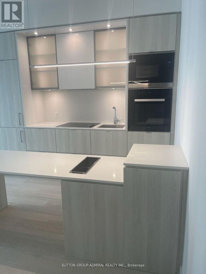 Property Photo: 11 Yorkville Avenue 3505 ON M4W 1L2
