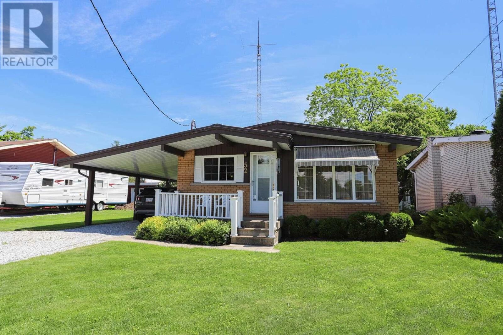 Property Photo:  52 Indiana Dr  ON P6A 4Y2 
