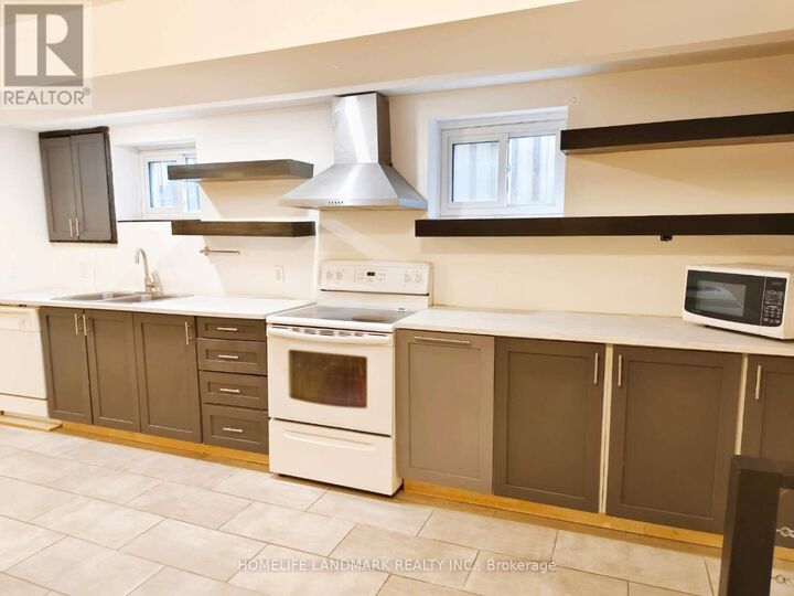 Property Photo:  2527 Kingsberry Crescent Lower  ON L5B 2K7 
