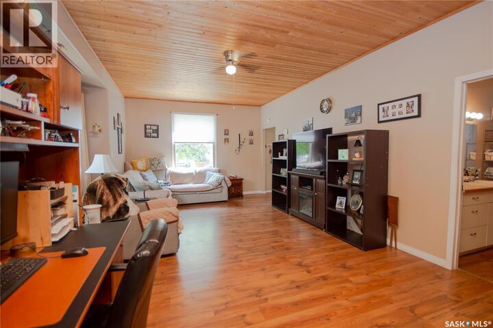 Property Photo:  407 2nd Street E  SK S0K 4W0 