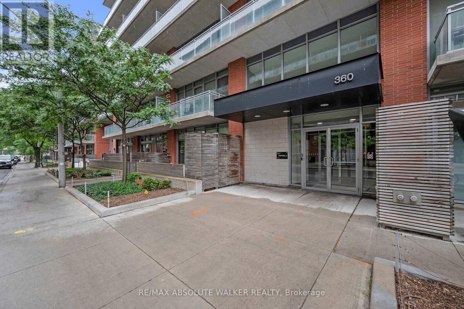Property Photo: 360 McLeod Street 717 ON K2P 1A4