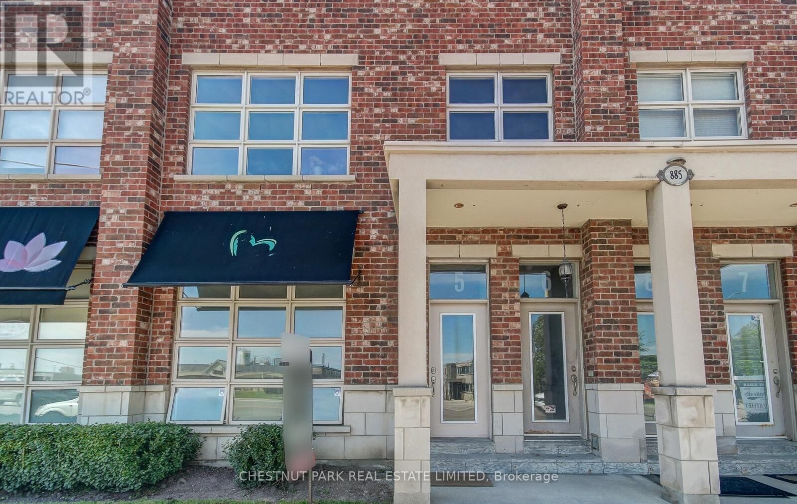 Property Photo: 885 Lakeshore Road East 5 ON L5E 1E2