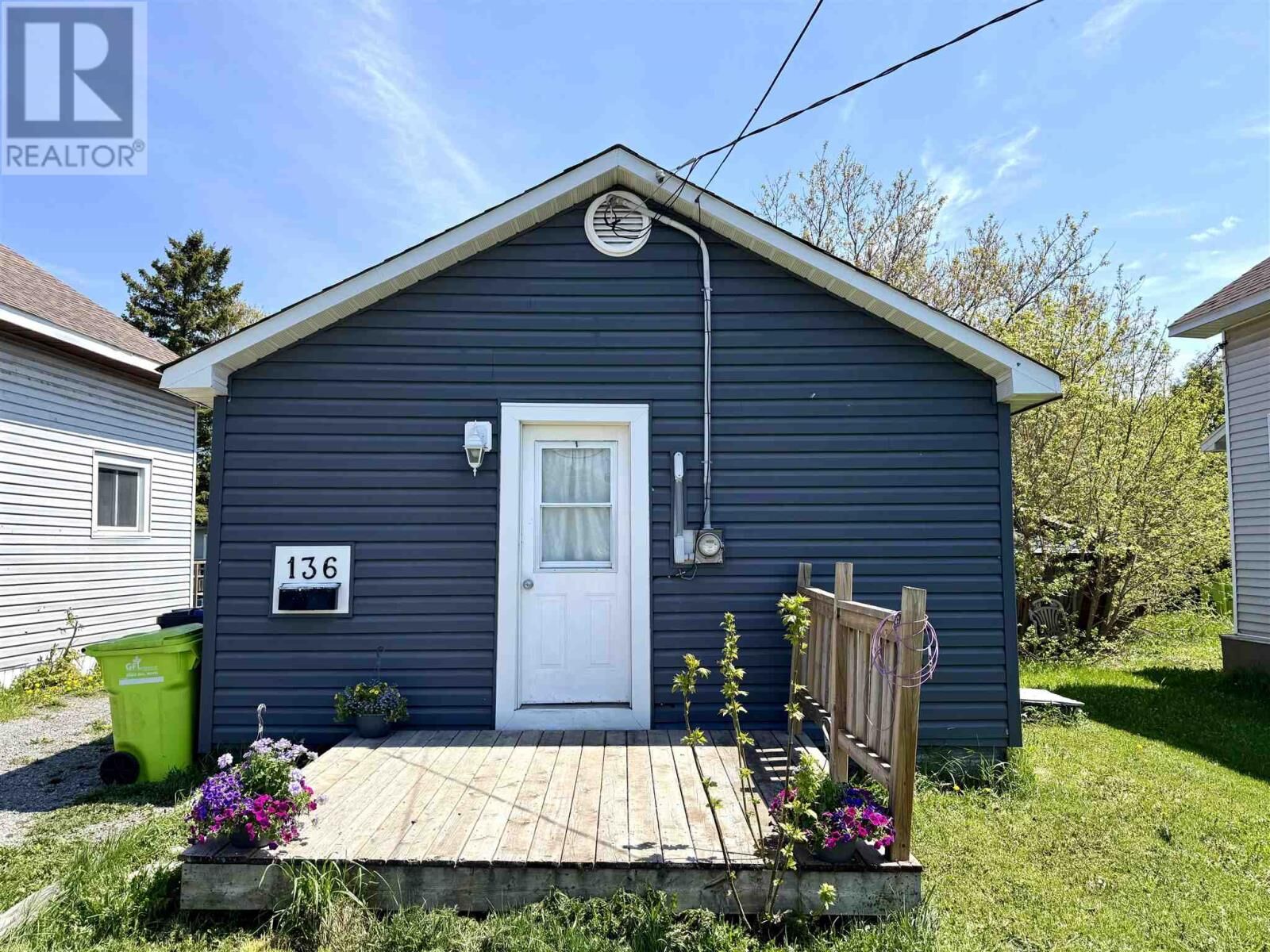 Photo de la propriété:  136 Carufel Ave  ON P6C 4T6 