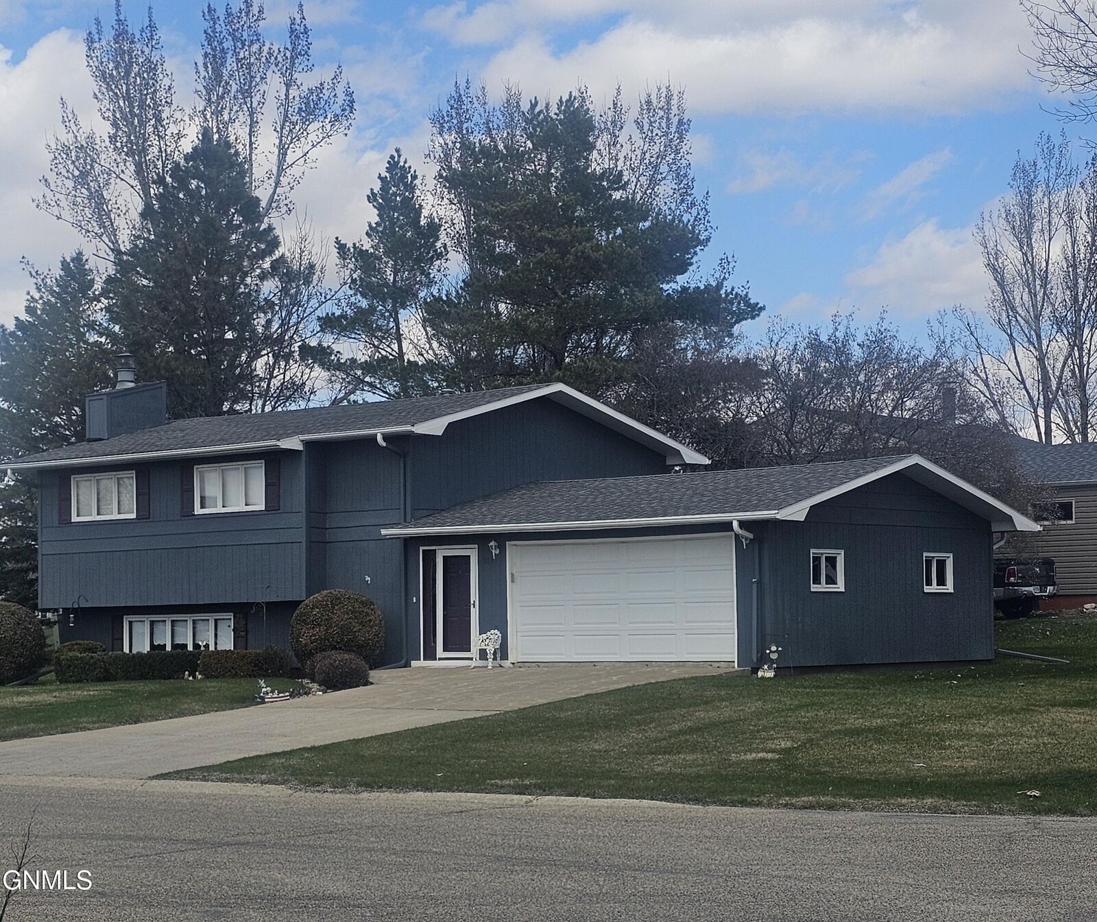 Property Photo: 913 13th Avenue SW ND 58401