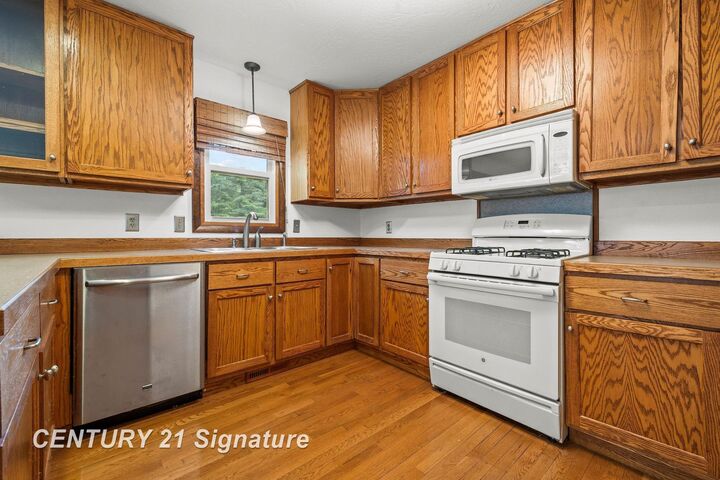 Property Photo:  4140 Firethorn Drive  MI 48603 