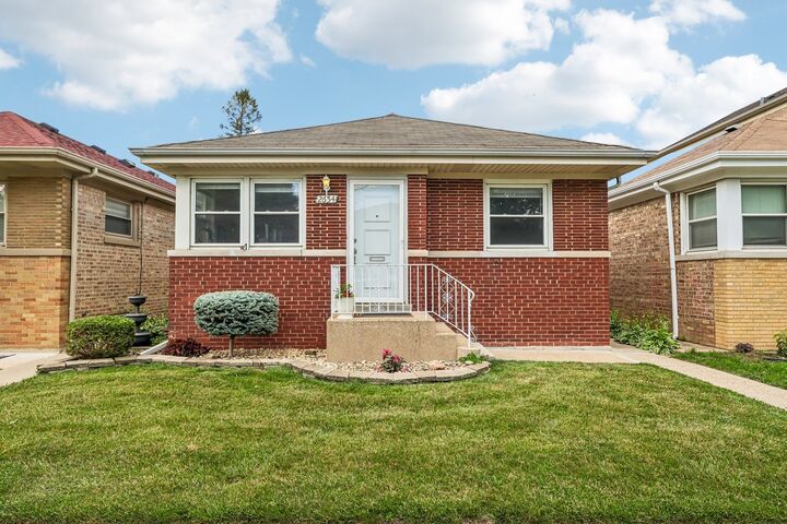 Property Photo: 2654 W Catalpa Avenue IL 60625