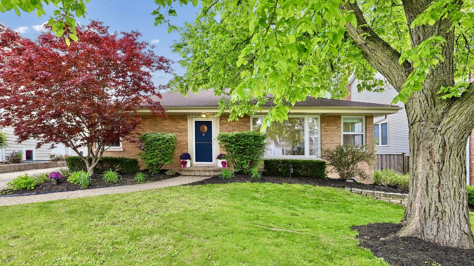 Property Photo: 893 S Poplar Avenue IL 60126