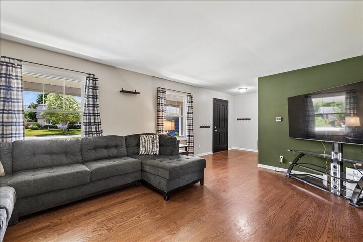 Property Photo: 60 New Castle Court IL 60014