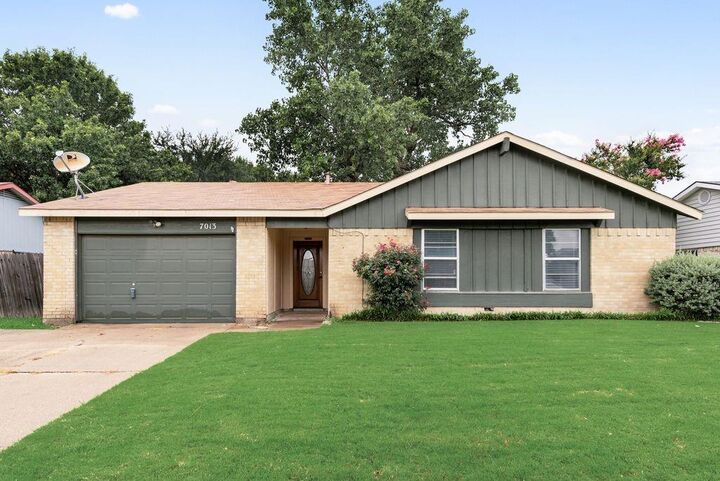 Property Photo:  7013 Lincolnshire Lane  TX 76182 