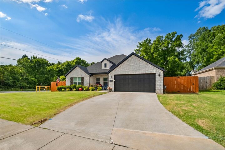 Property Photo: 305 W Taverner Xing AR 72730