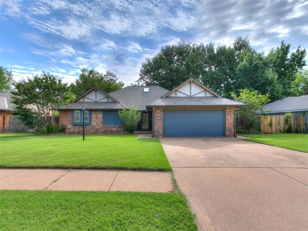 Property Photo:  808 Lakeside Circle  OK 73012 