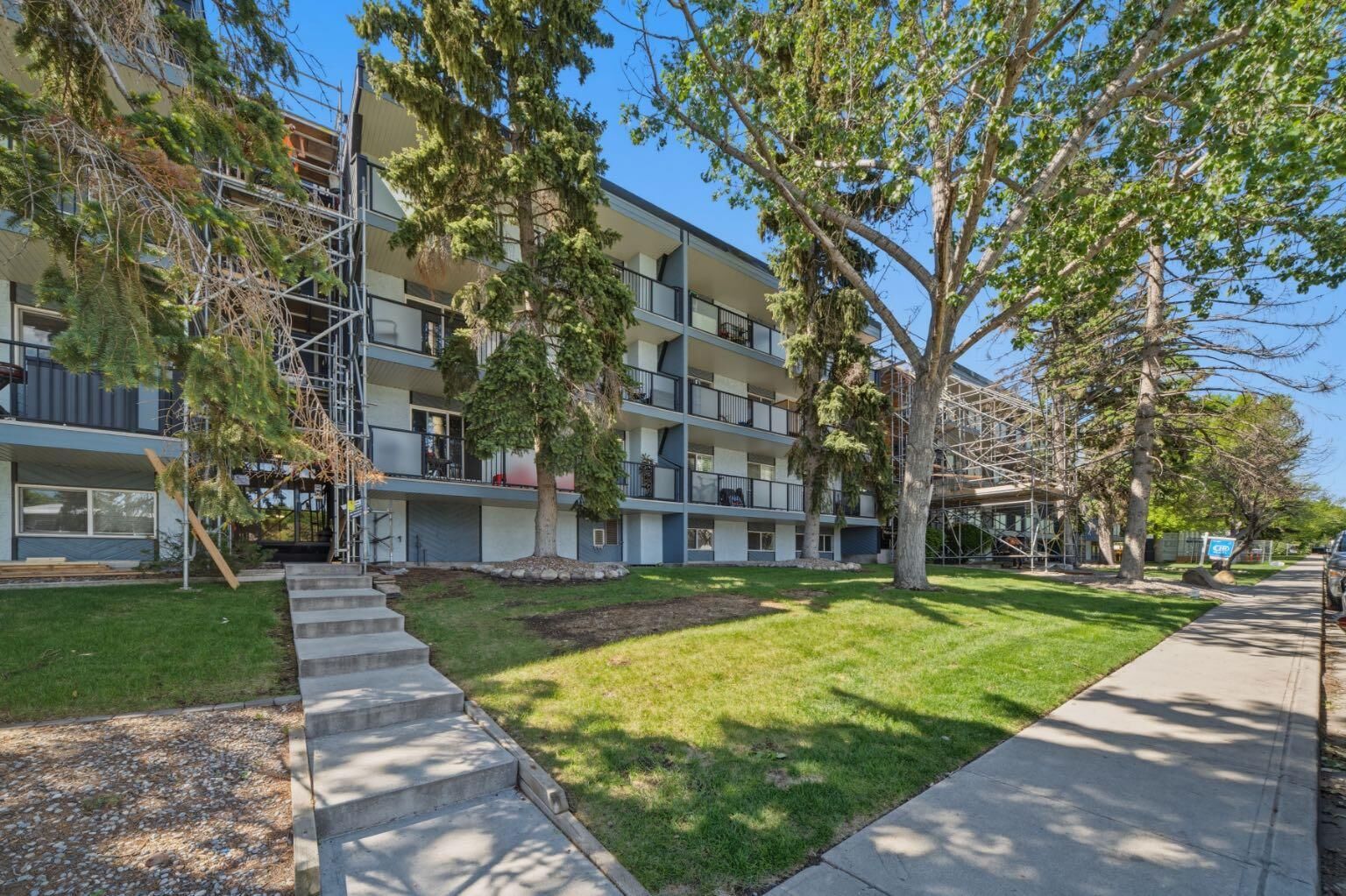 Property Photo:  617 56 Avenue SW 401  AB T2V 0G9 