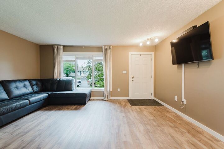 Property Photo: 7206 Patterson Drive AB T8V 5K1