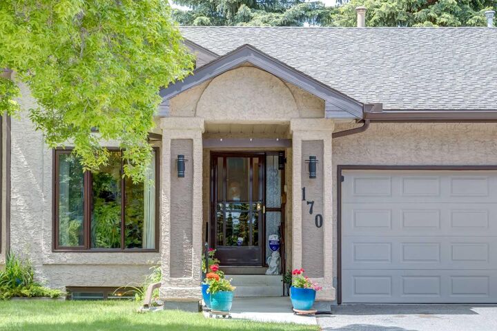 Property Photo:  170 Oakbriar Close SW  AB T2V 5G6 