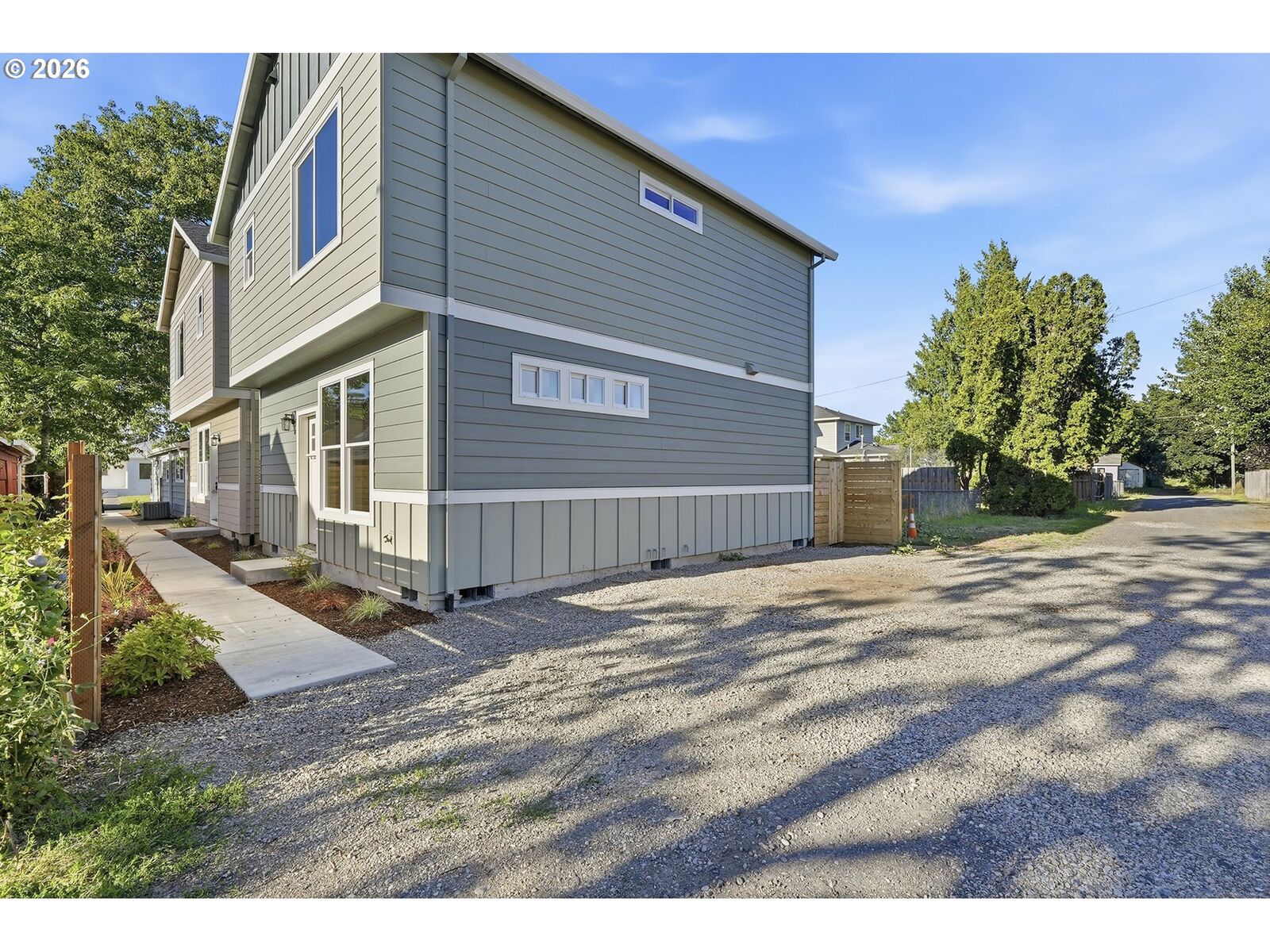 Property Photo:  5220 SE Ramona St  OR 97206 