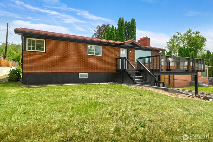Property Photo:  909 S 23rd Avenue  WA 98902 