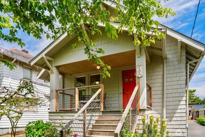 Property Photo:  906  19th Avenue  WA 98122 