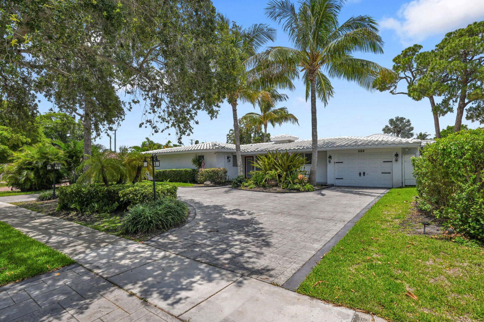 Property Photo: 901 SE 12th Avenue FL 33441