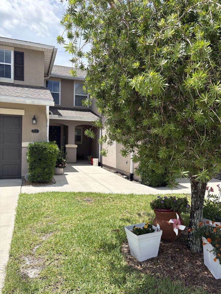 Property Photo: 209 E Pisa Pl FL 32084