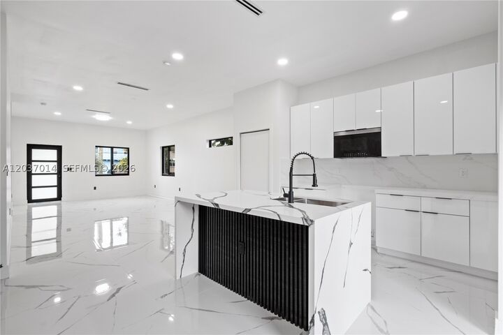Property Photo: 426 SW 9th Ave FL 33030