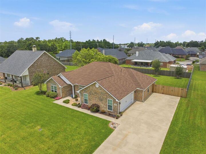 Property Photo: 330 Hampton Court LA 70605