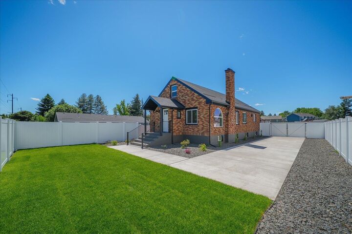 Property Photo:  1005 S Century Rd  WA 99037 