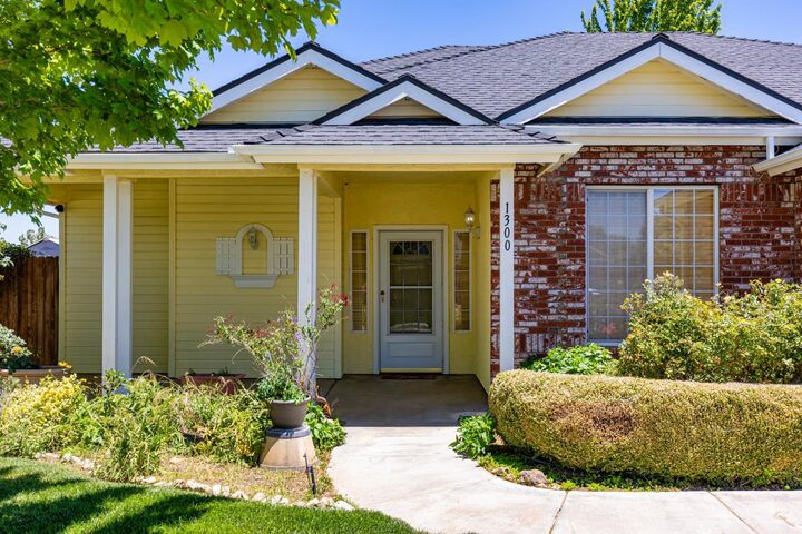 Property Photo:  1300 Scarlet Oak Drive  CA 93561 