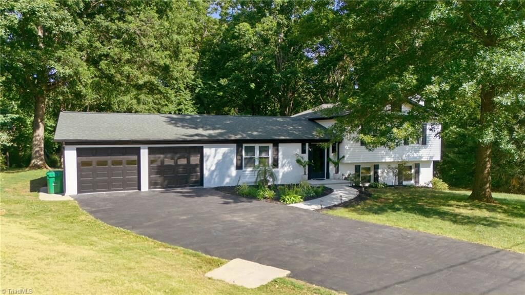 Property Photo:  118 Hillside Court  NC 27021 