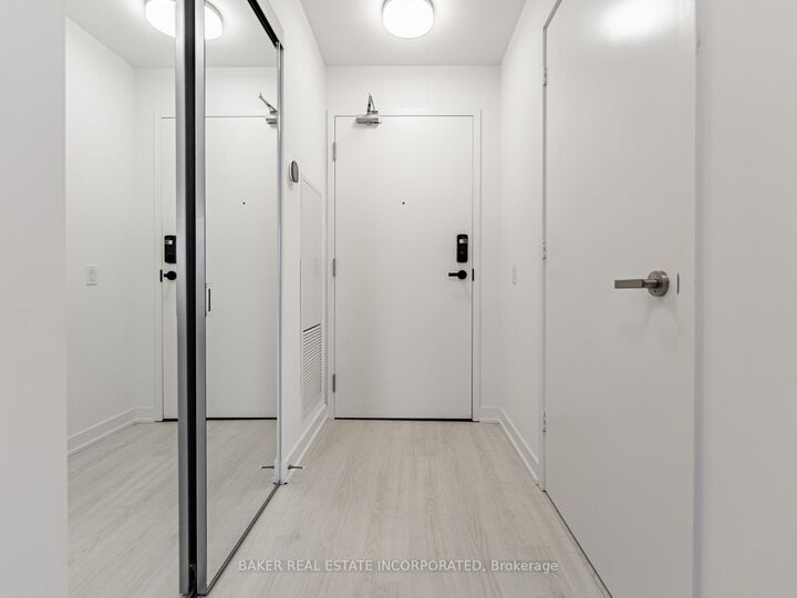Property Photo: 407 Webb Drive Th 12 ON L5B 0M4