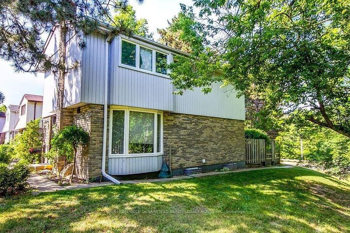 Property Photo: 59 Kenninghall Boulevard 17 ON L5N 1J6