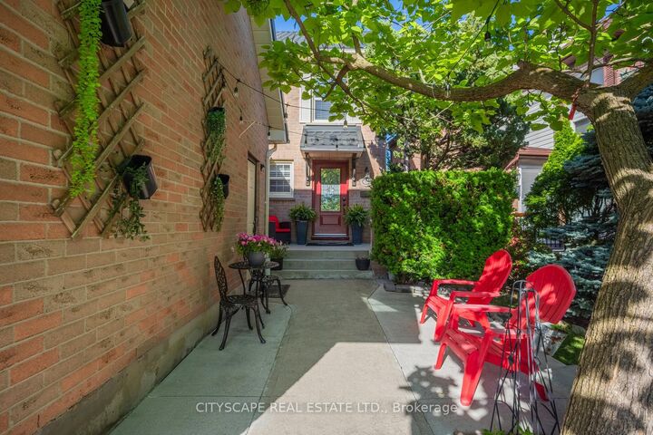 Property Photo: 301 Kingsbridge Garden ON L5R 1L2