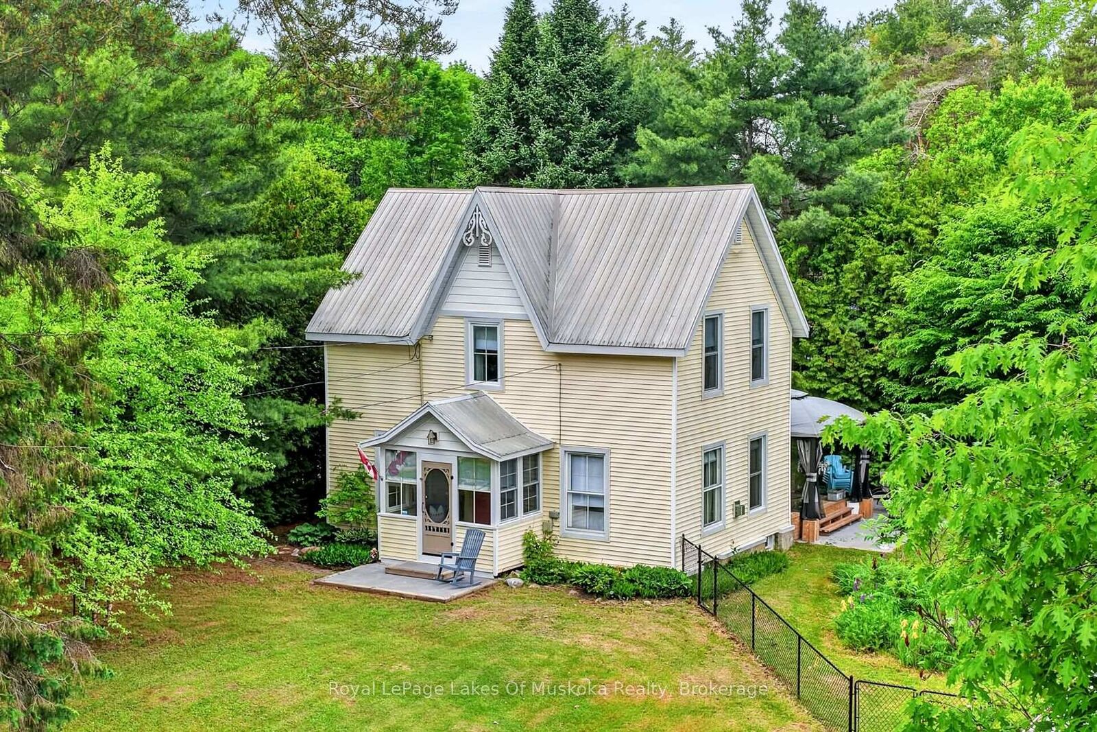 Property Photo:  4 Spruce Street E  ON P0B 1A0 