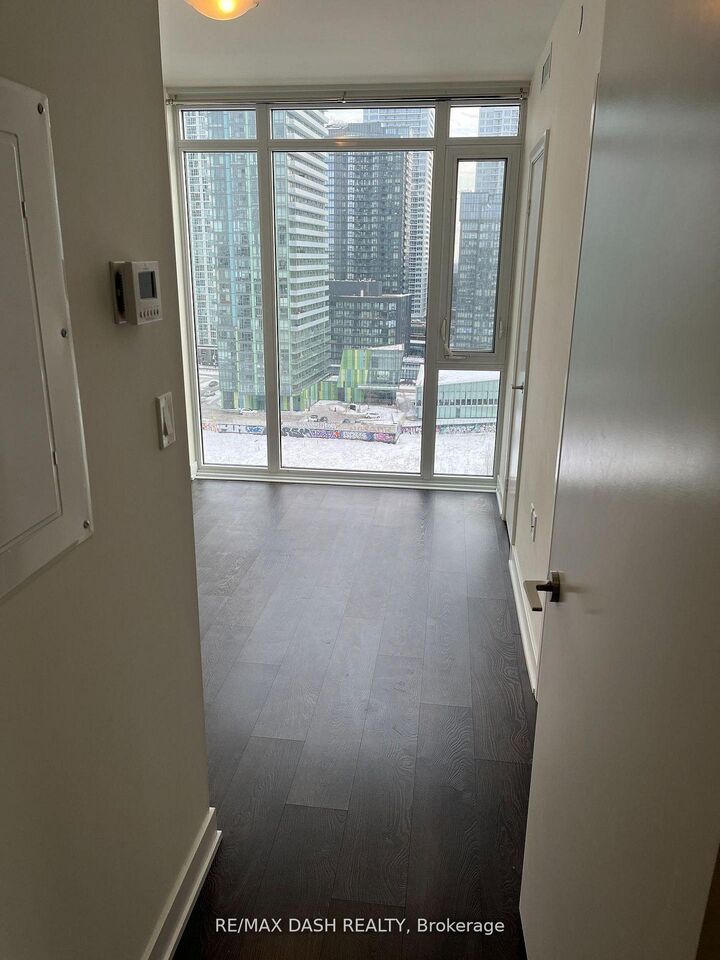 Property Photo: 27 Bathurst Street 806W ON M5V 0R1