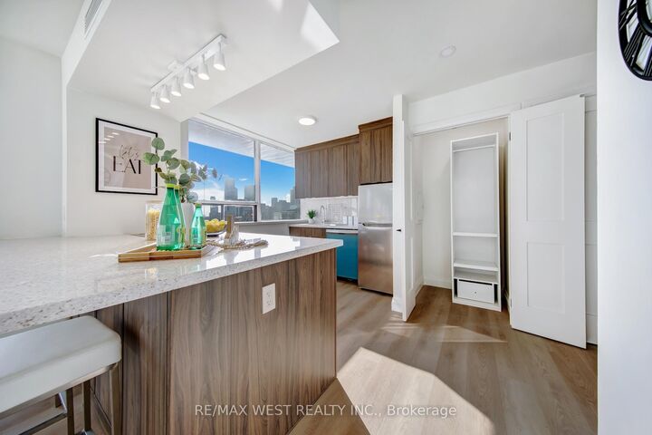 Property Photo: 914 Yonge Street 1202 ON M4W 3C8
