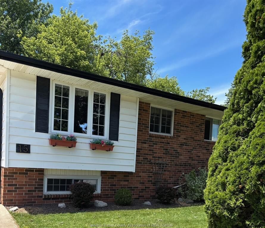 Property Photo: 15 Windwood ON N8H 4M8