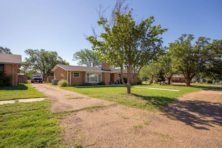 Property Photo: 621 Mc Lean Street TX 79226