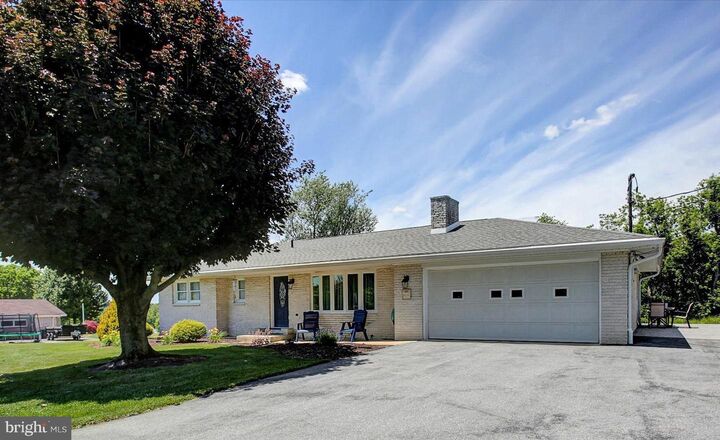 Property Photo:  1009 Willowbrook Drive  PA 17202 