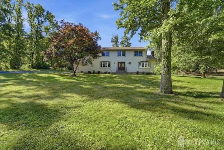 Property Photo:  6 King Arthurs Court  NJ 08820 