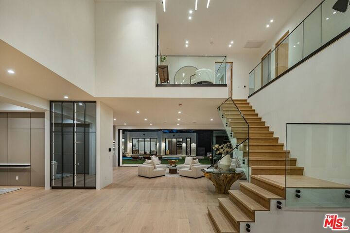 Property Photo:  17055 Rancho St  CA 91316 