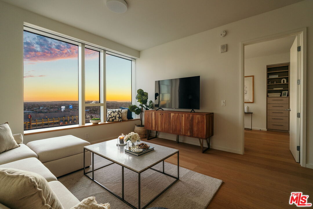 Property Photo:  889 Francisco St  CA 90017 