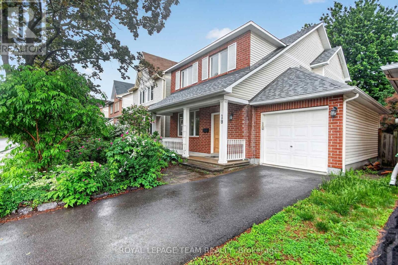 Property Photo:  19 Windhurst Drive  ON K2G 6G5 