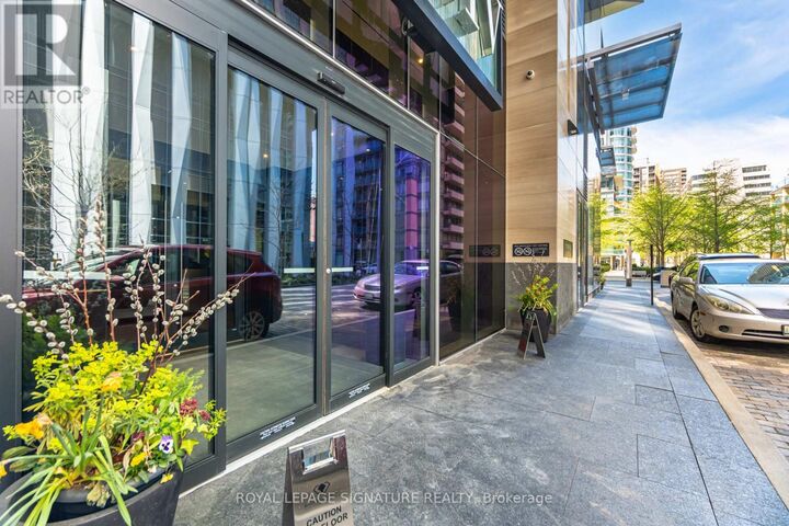 Property Photo: 11 Yorkville Avenue 3608 ON M4W 0B7