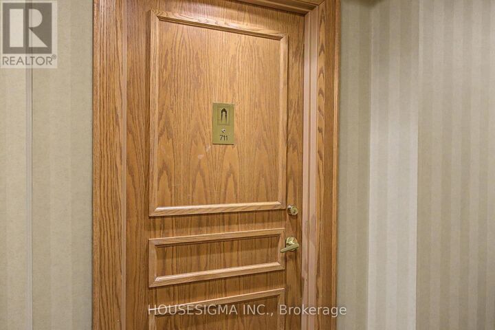 Property Photo: 9 Northern Heights Drive 711 ON L4B 4M5