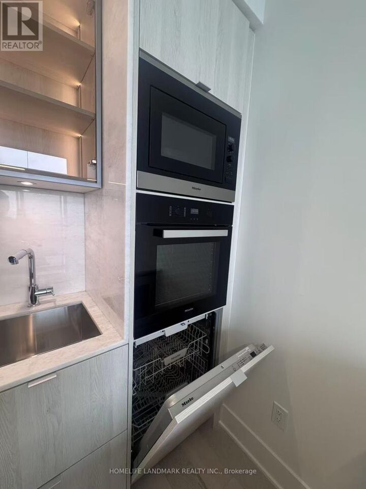 Property Photo: 11 Yorkville Avenue 4301 ON M4W 1L2
