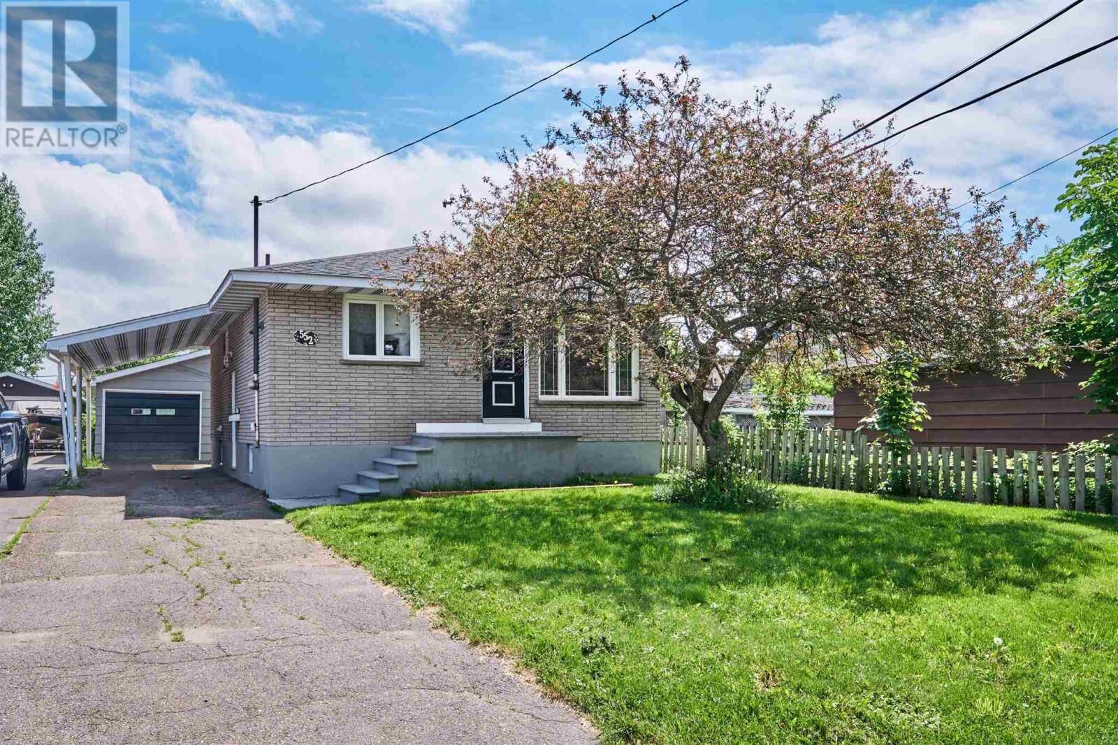 Property Photo: 552 Sherbourne St ON P6C 3X7