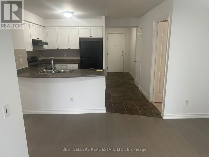Property Photo: 25 Kingsbridge Garden Circle 2321 ON L5R 4B1